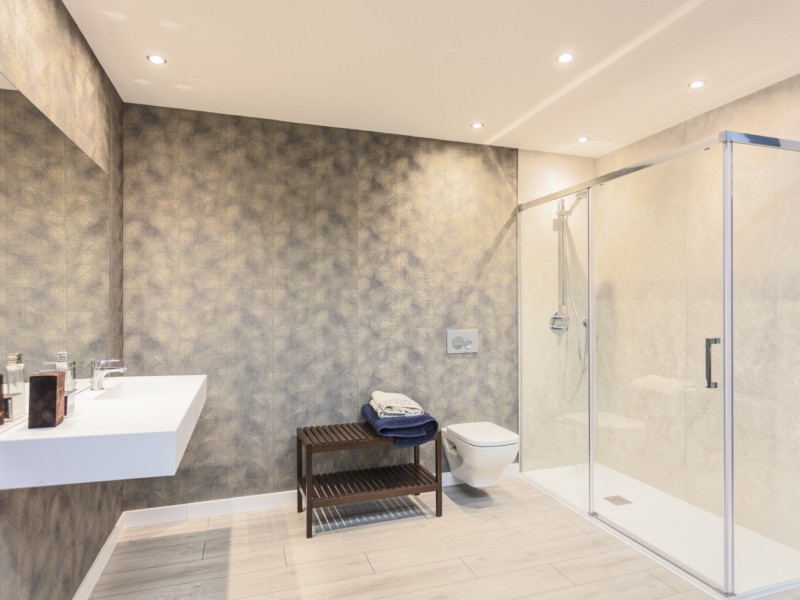 Ejemplo de baño de una vivienda del Edificio Vía Galena. Infografía orientativa a concretar en el desarrollo del proyecto.